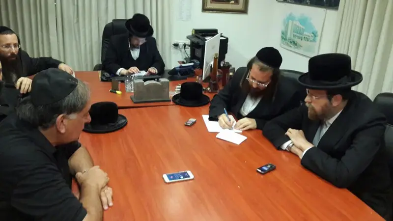 עסקני החסידות עם מפקדי המשטרה מתכננים את ההלוייה