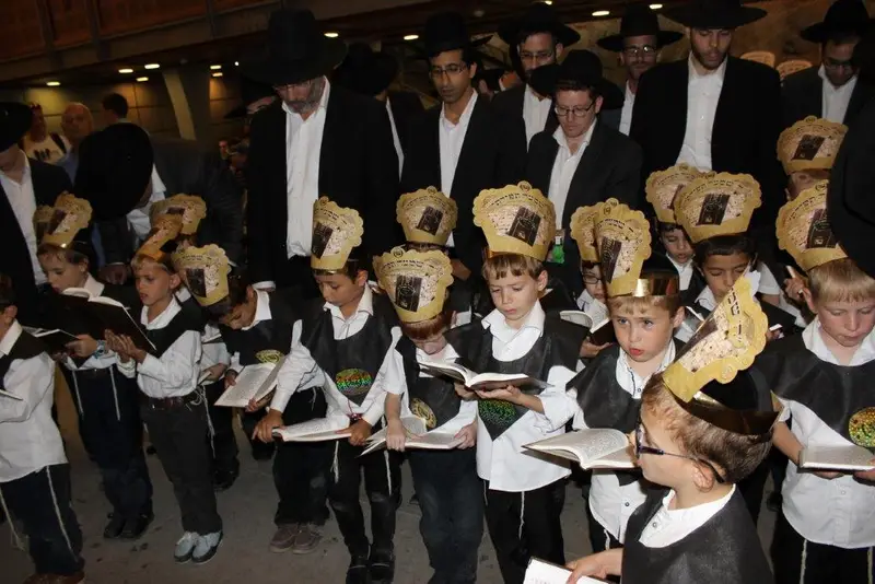 בתפילה_בכותל_לאחר_קבלת_הסידור