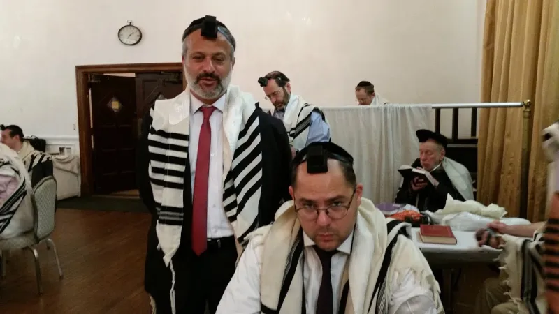 בתפילת שחרית של ראש חודש בבית הכנסת בית ישראל בווסט סייד של מנהטן, עם עמיתי רונן כץ