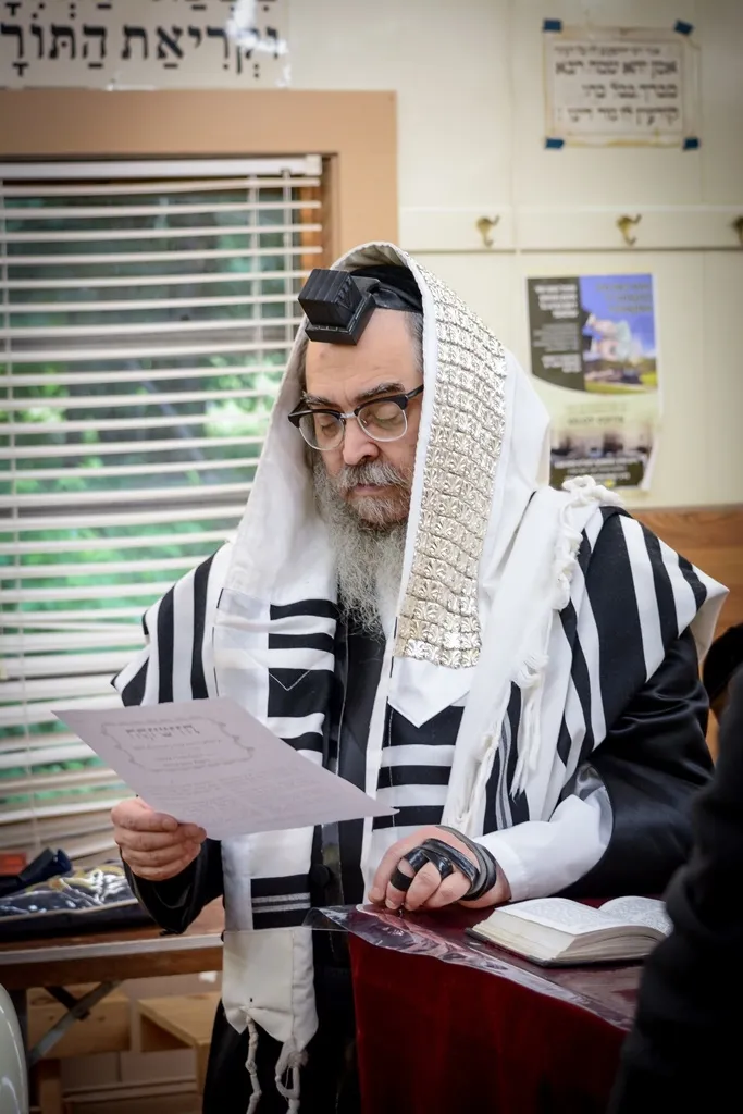 סאטמר אדמו''ר מקבל פקסים ששלחו תלמידיו הנאמנים תלמידי הישיבה גדולה תשובות על הקושיא שהשאיר האדמו''ר לפני היציאה לנופש