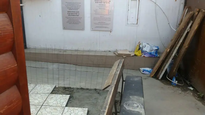 המרצפות בחצר בציון