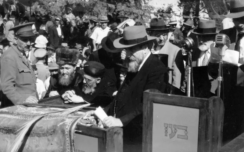 חגיגת  הקהל בירושלים, ( 1952) , הרב גולד, חבר ההנהלה הציונית, נואם, מימין לשמאל כהנא, ל. גילמן, הרב גולד, הרב הראשי ב. עזיאל.