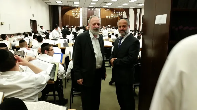 הטמפל הקונסרבטיבי בלייקווד שהפך לבית מדרש. יחד עם מנהל הישיבה, הרב שרגא קוטלר