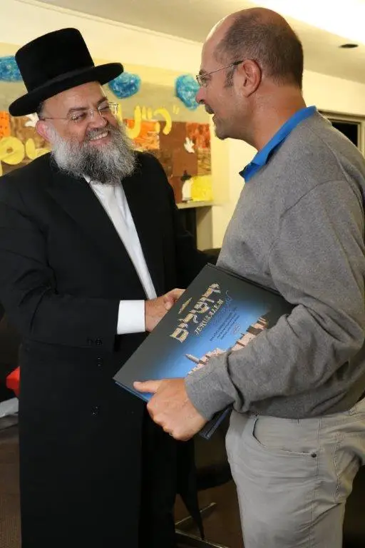 מתנה לראש עיריית פרפן שכבד אותנן במסיבת הסיום (2)