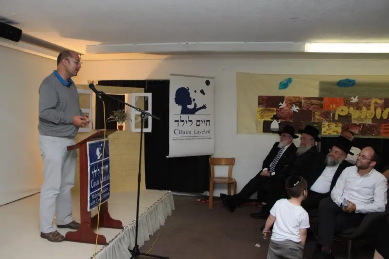 ראש העיר נואם במסיבת הסיום
