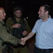 ראש מועצת שומרון עם מפקדי צהל במקום