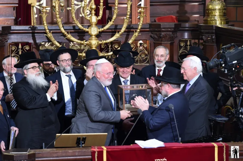 נשיא הפרלמנט האירופי מר פרנס טימרמנס מקבל את הפרס. צילום סטודיו וולפוני בריסל (2)