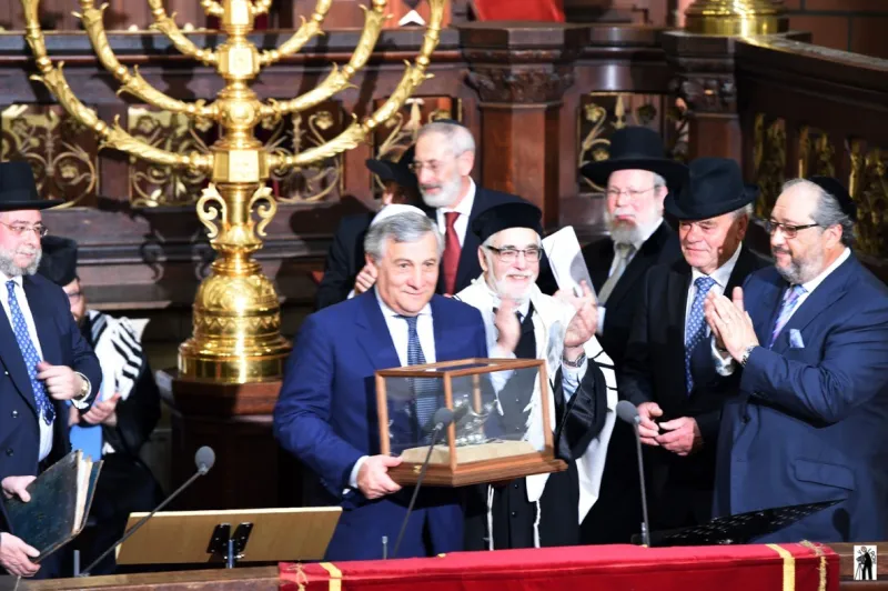 סגן נשיא הנציבות האירופית אנטוני טאייני מקבל את הפרס. צילום סטודיו וולפוני בריסל (1)