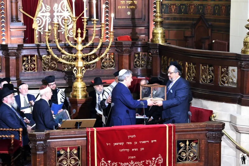 סגן נשיא הנציבות האירופית אנטוני טאייני מקבל את הפרס. צילום סטודיו וולפוני בריסל (2)