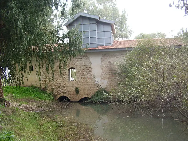 800px-Abu-Rabakh_Watermill_in_Yarkon_river