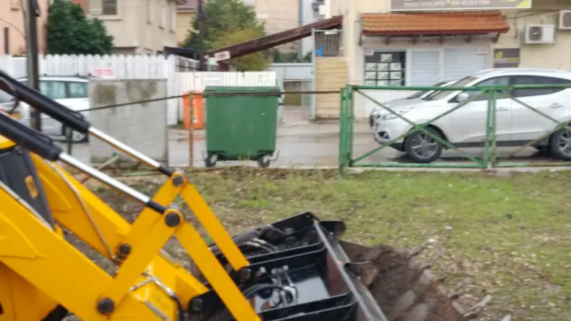 "פרסומים חסרי שחר ואחריות" | דחפור באזור בית הכנסת