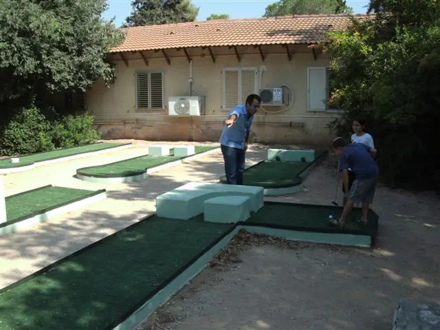 מיני גוף בזוהד בדשא