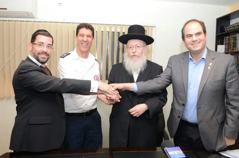השר ליצמן עם בכירי מד"א ואיחוד הצלה לאחר חתימת 'מזכר ההבנות' בתשע"ד