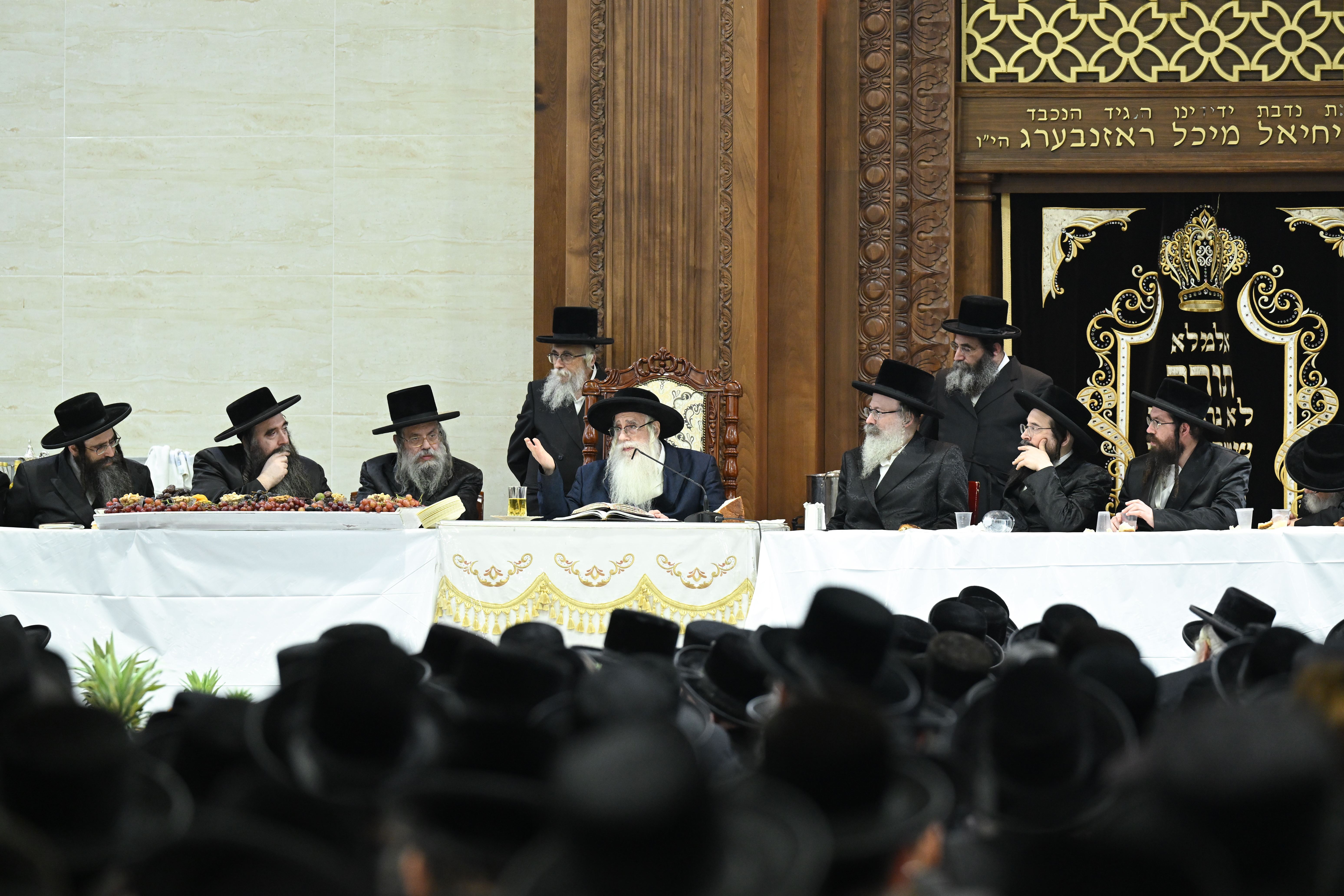 חמשה עשר בשבט בחצר הקודש צאנז (10) חמשה עשר בשבט בחצר הקודש צאנז (10)