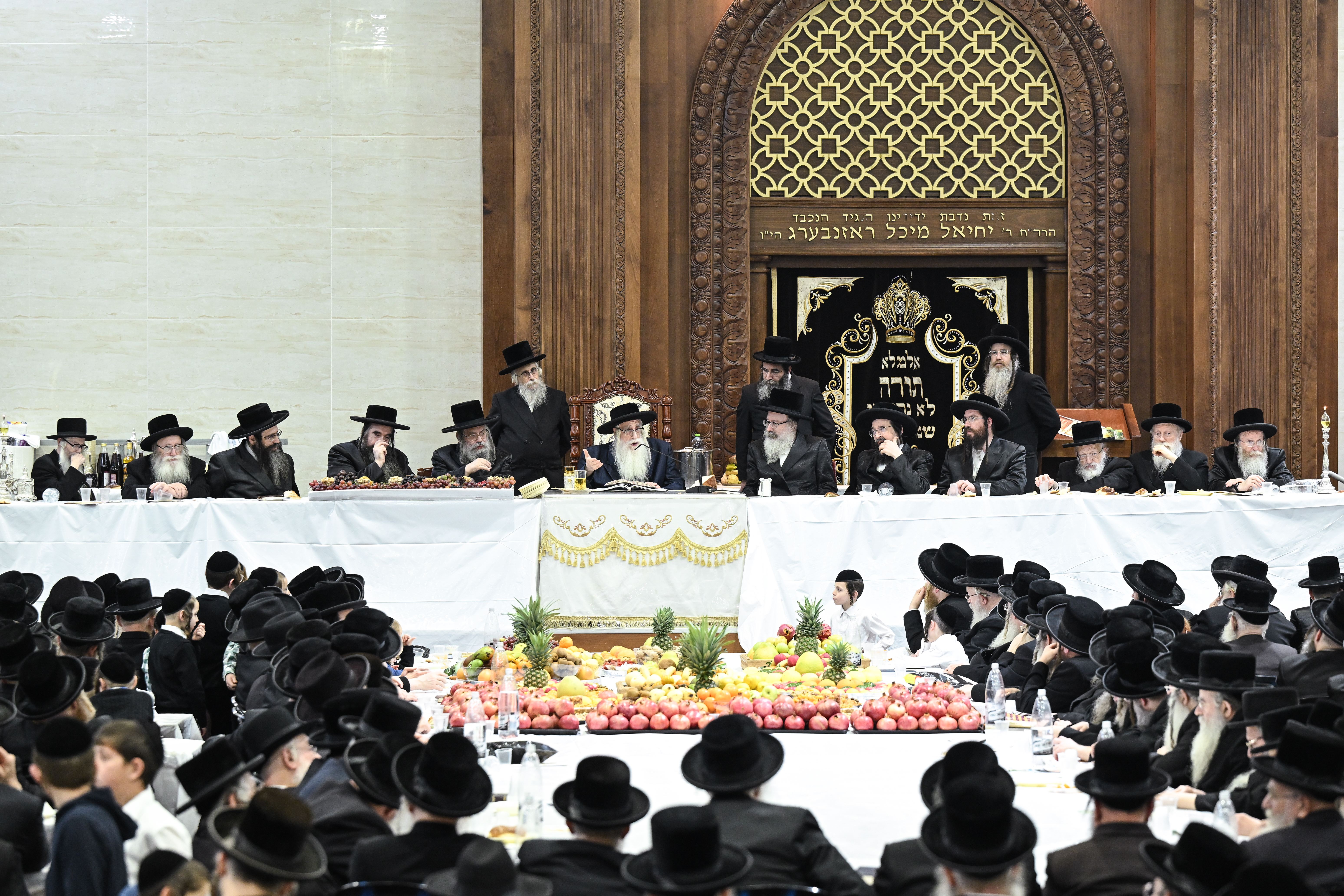 חמשה עשר בשבט בחצר הקודש צאנז (11) חמשה עשר בשבט בחצר הקודש צאנז (11)