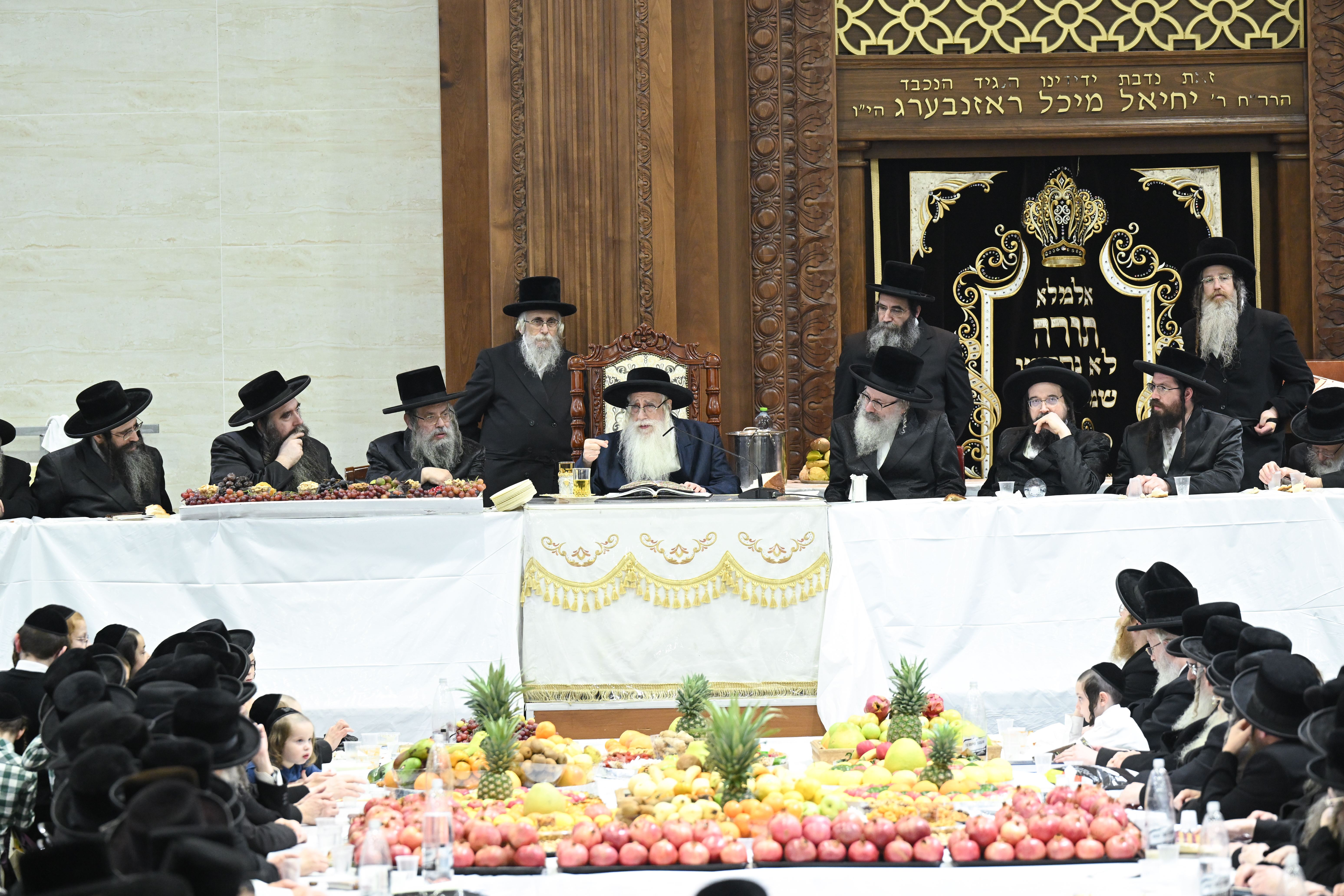 חמשה עשר בשבט בחצר הקודש צאנז (12) חמשה עשר בשבט בחצר הקודש צאנז (12)