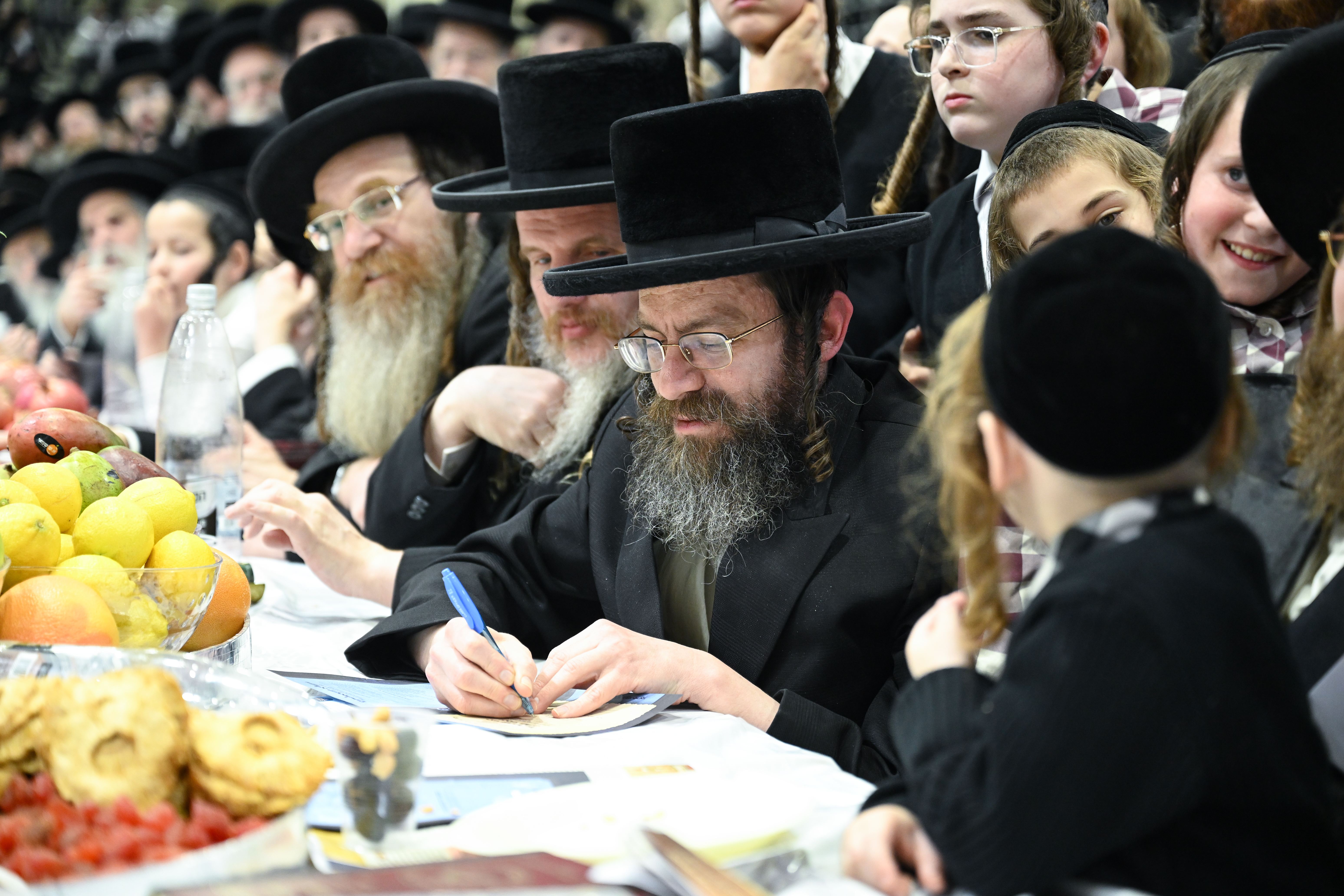 חמשה עשר בשבט בחצר הקודש צאנז - חותמים על קבלות טובות 'טהרינו' נגד הכלים הטכנולוגים (1) חמשה עשר בשבט בחצר הקודש צאנז - חותמים על קבלות טובות 'טהרינו' נגד הכלים הטכנולוגים (1)