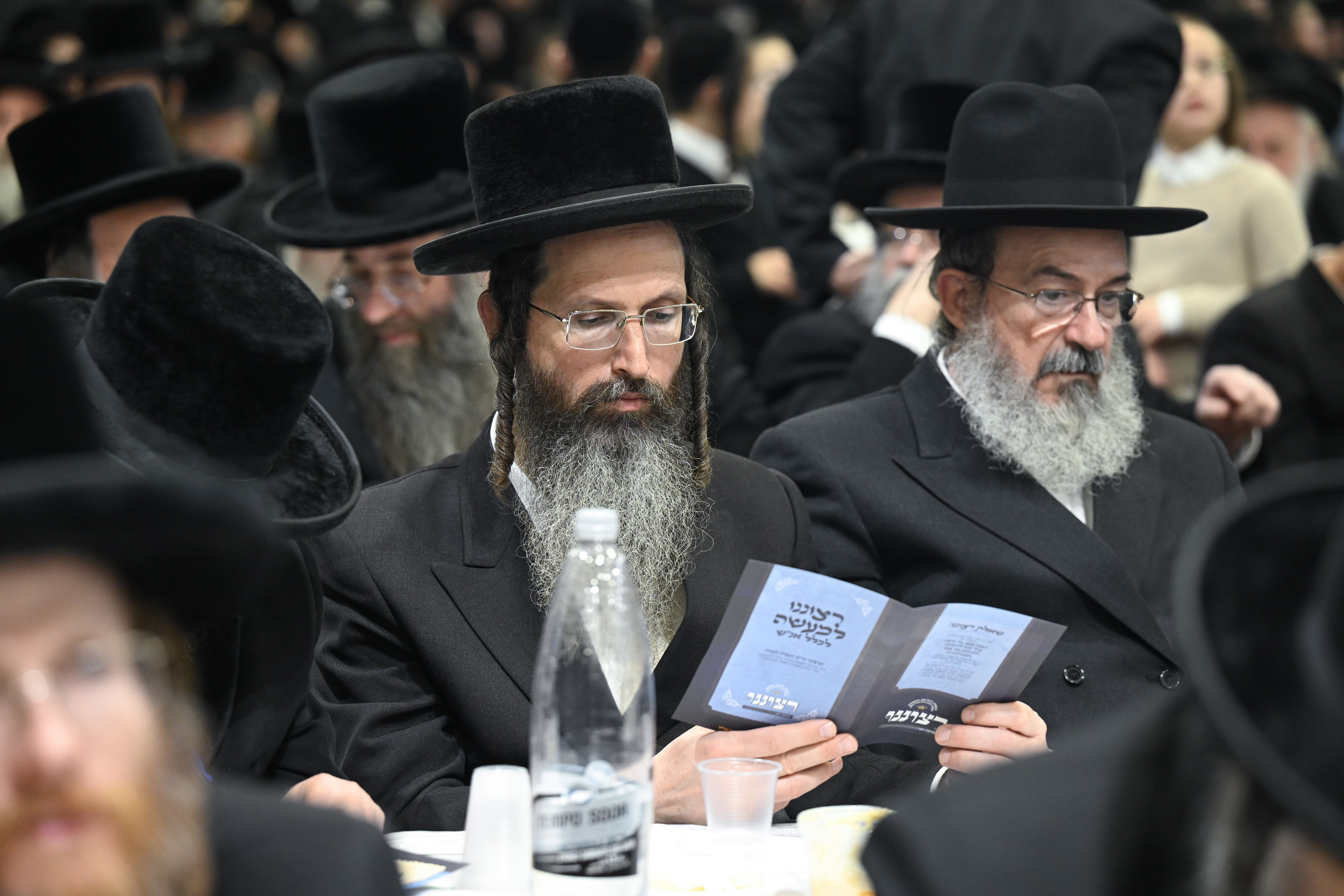 חמשה עשר בשבט בחצר הקודש צאנז - חותמים על קבלות טובות 'טהרינו' נגד הכלים הטכנולוגים (2) חמשה עשר בשבט בחצר הקודש צאנז - חותמים על קבלות טובות 'טהרינו' נגד הכלים הטכנולוגים (2)