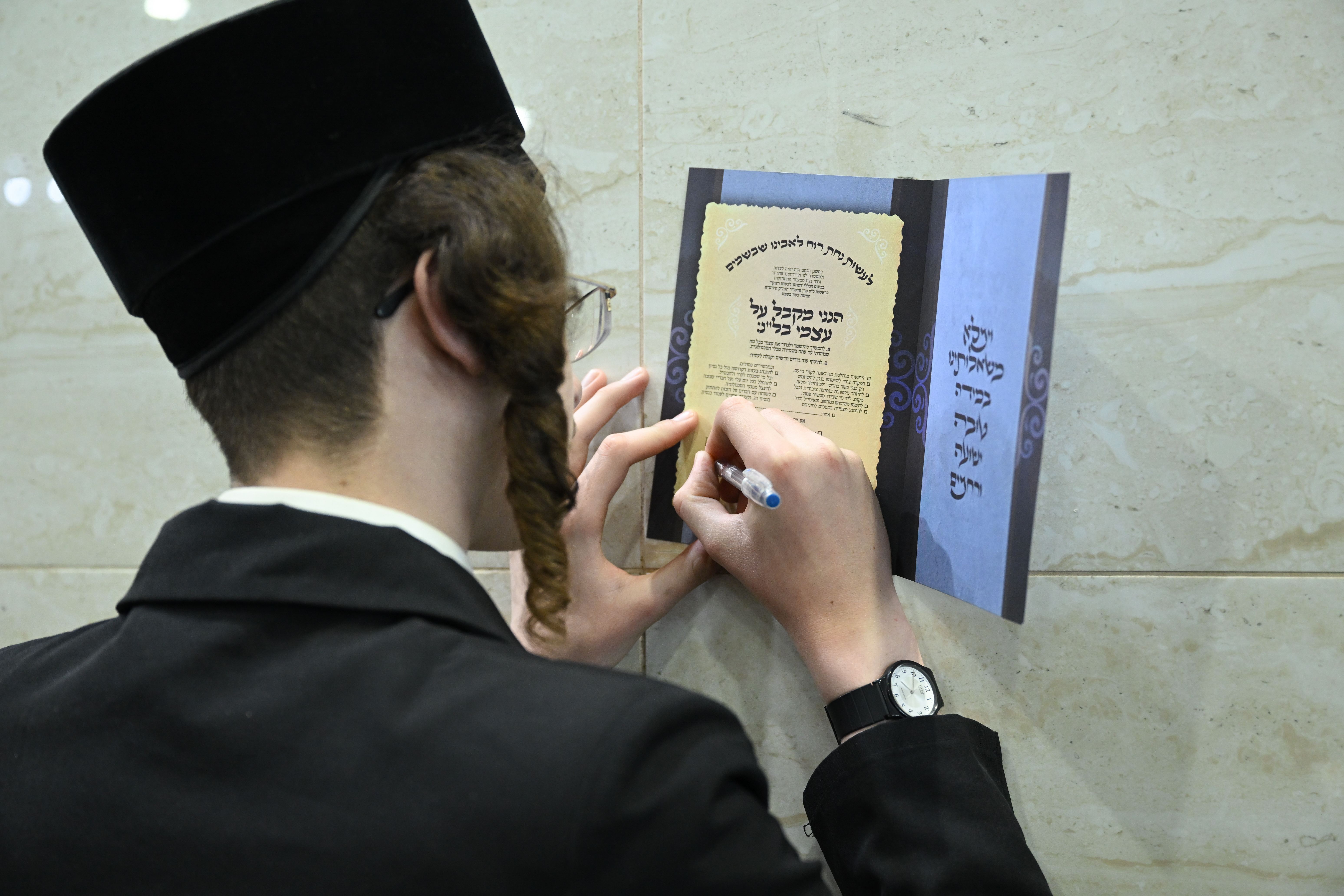 חמשה עשר בשבט בחצר הקודש צאנז - חותמים על קבלות טובות 'טהרינו' נגד הכלים הטכנולוגים (3) חמשה עשר בשבט בחצר הקודש צאנז - חותמים על קבלות טובות 'טהרינו' נגד הכלים הטכנולוגים (3)