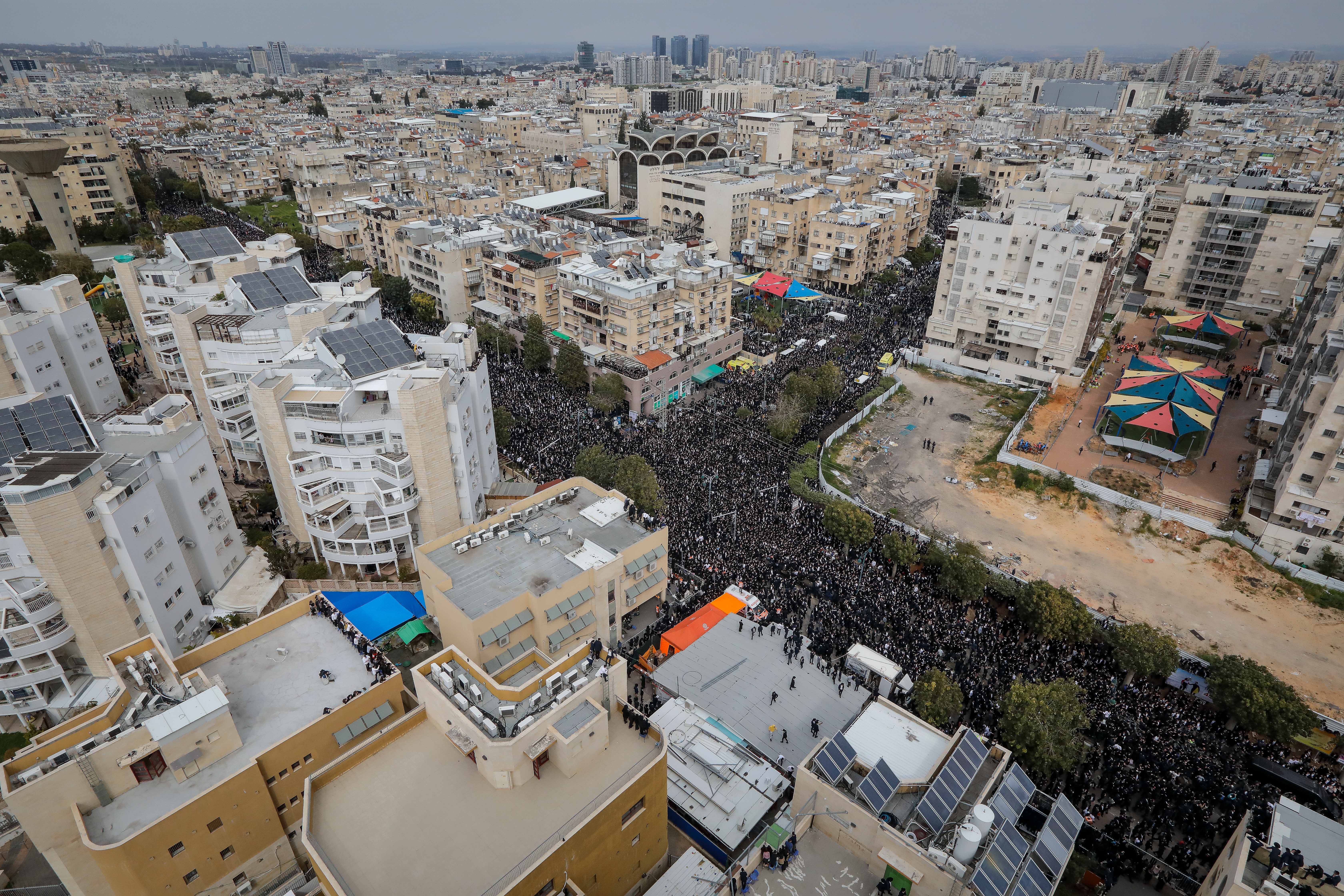 מסע הלווייתו של מרן הגאון רבי חיים קנייבסקי זצ"ל | צילום: Yaakov Naumi/Flash90 מסע הלווייתו של מרן הגאון רבי חיים קנייבסקי זצ"ל | צילום: Yaakov Naumi/Flash90